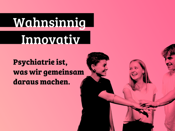 Drei Auszubildende, die ihre Hände zusammen halten vor rotem Hintergrund