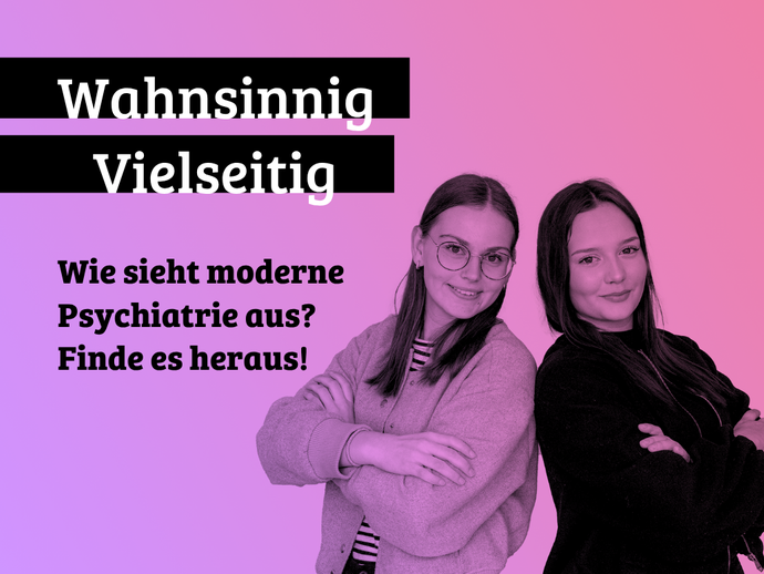 Zwei Auszubildende, die Rücken an Rücken nebeneinander stehen.